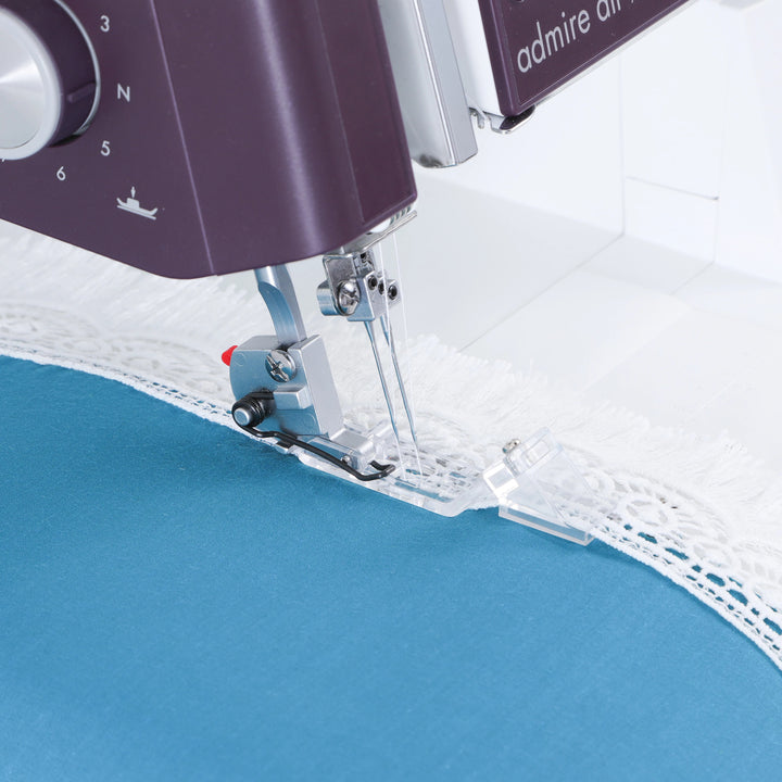 26785_PFAFF_Flacher Trimmfuß, Coverstitch_620096996-6196_In Action.jpeg