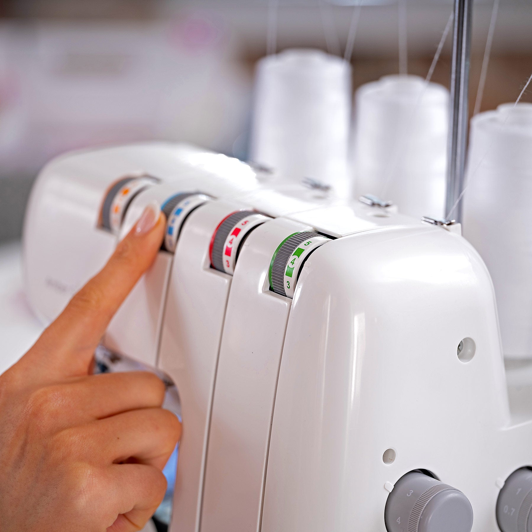 Husqvarna® Viking® AMBER™ S | 100 Overlock Machine | Husqvarna