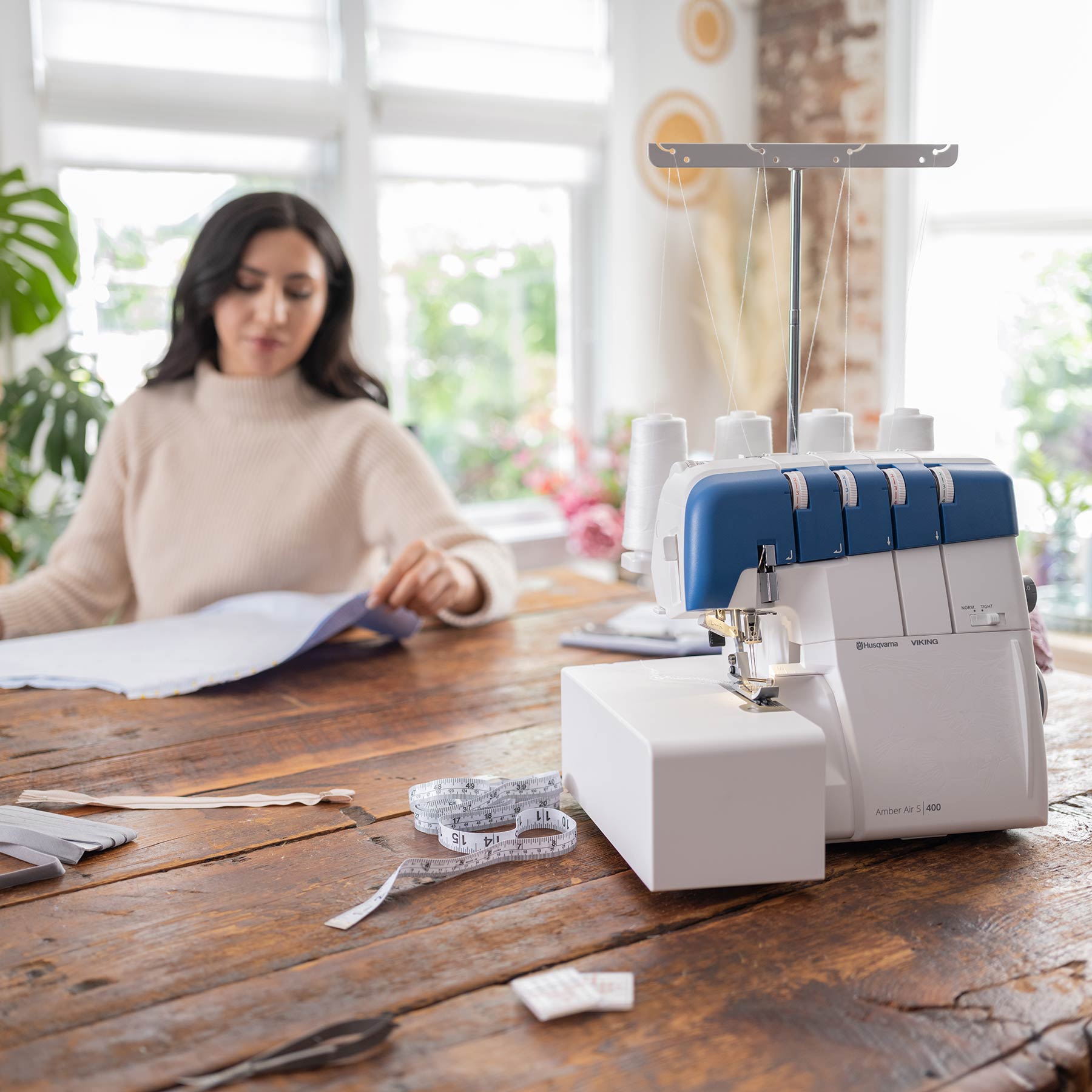 Husqvarna® Viking® AMBER™ Air S | 400 Overlock Machine | Husqvarna