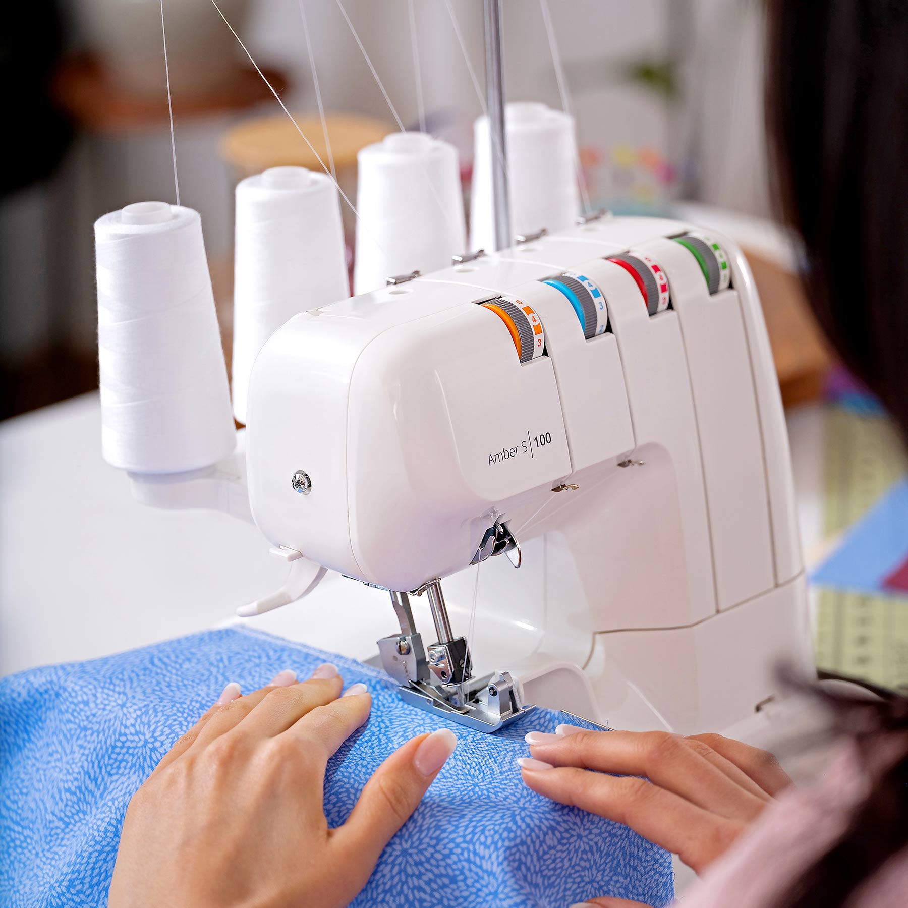 Husqvarna® Viking® AMBER™ S | 100 Overlock Machine | Husqvarna