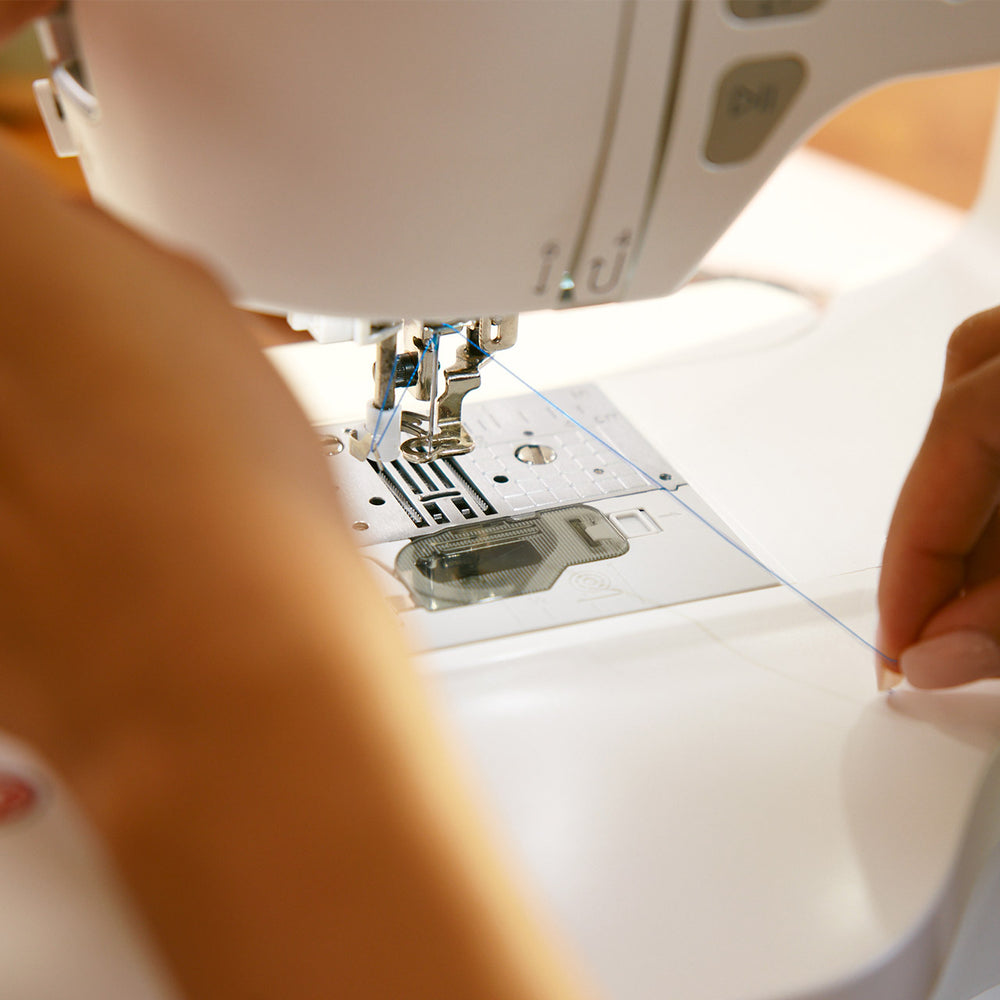 Automatic needle threader on the Singer SE9185