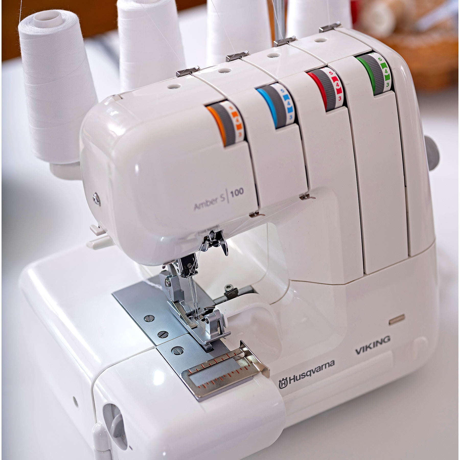 Husqvarna® Viking® AMBER™ S | 100 Overlock Machine | Husqvarna