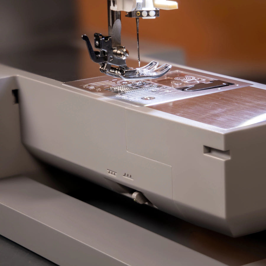 Singer HD6605C stainless-steel sewing bed and drop-feed control