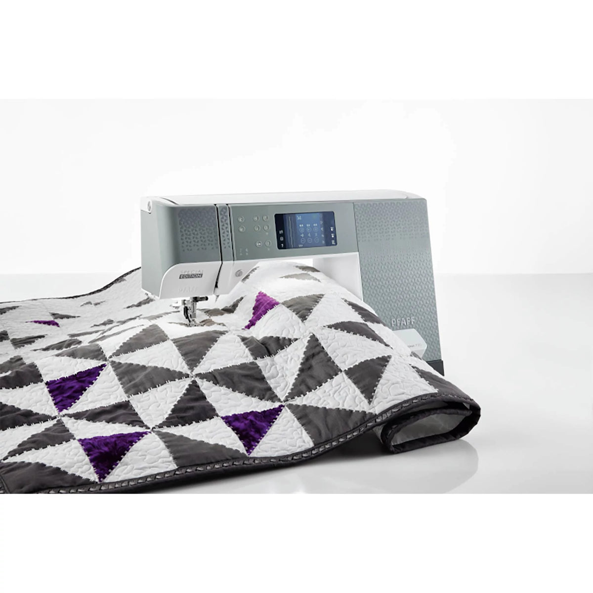 PFAFF quilt expression 720 Special Edition quilting a large patchwork quilt