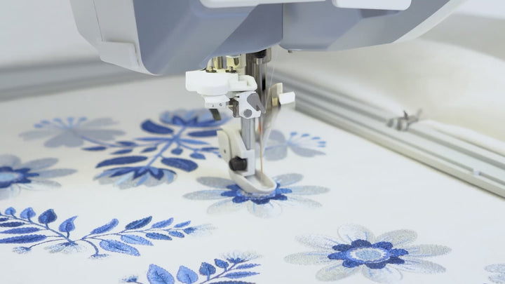 HUSQVARNA® VIKING® DESIGNER EPIC™ Symaskin och brodérmaskin Frost